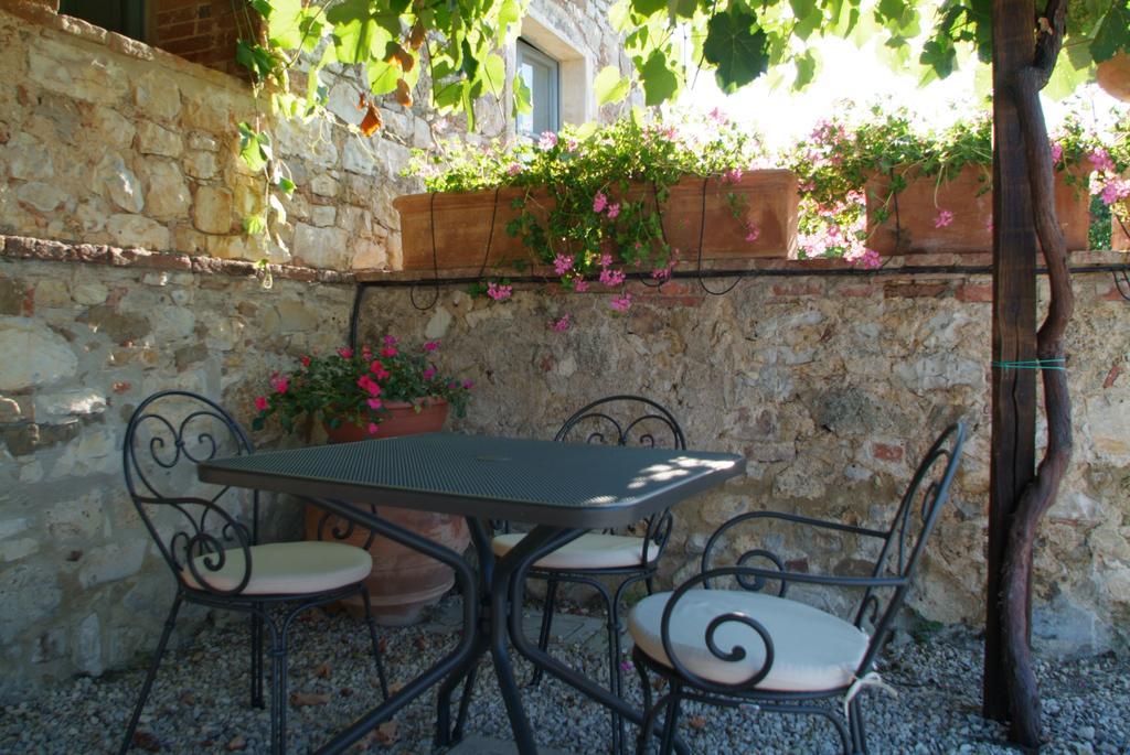 Agriturismo Podere Alberese Asciano Habitación foto
