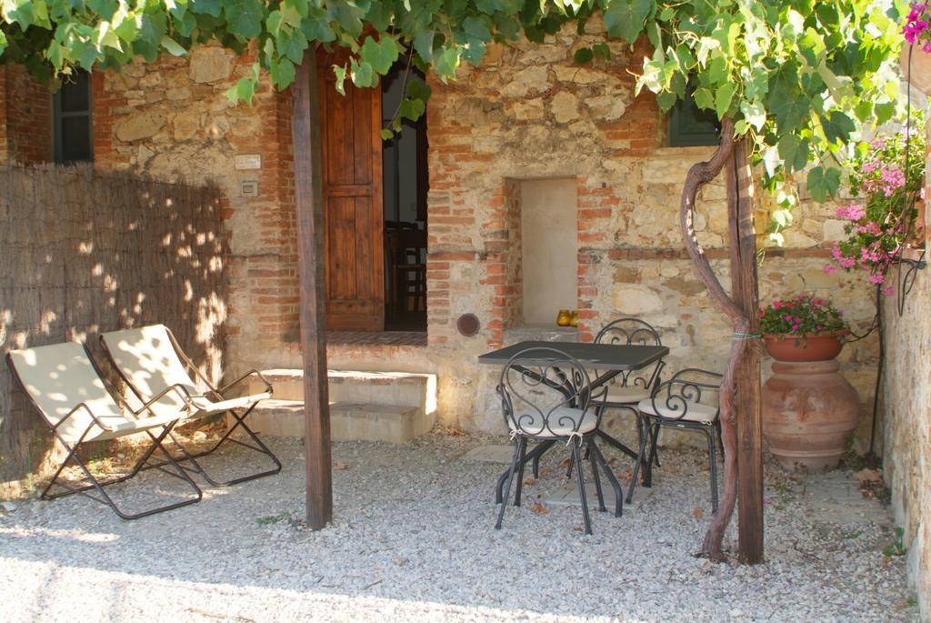 Agriturismo Podere Alberese Asciano Habitación foto