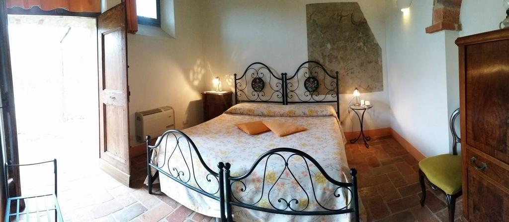 Agriturismo Podere Alberese Asciano Habitación foto